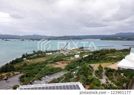 從沖繩縣古宇利島古宇利海洋塔眺望古宇利大橋 123901177