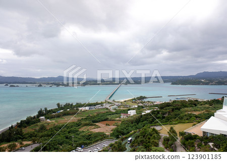 從沖繩縣古宇利島古宇利海洋塔眺望古宇利大橋 123901185