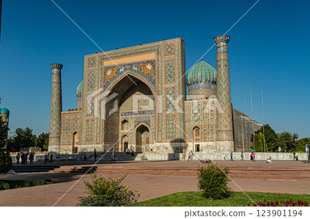 View of the Sherdor Madrasah on Registan Square in Samarkand, Uzbekistan. View from the right. 123901194