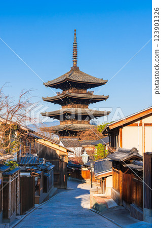 京都的冬天:遊客過多前的八坂塔 京都的冬天:遊客過多前的八坂塔 123901326