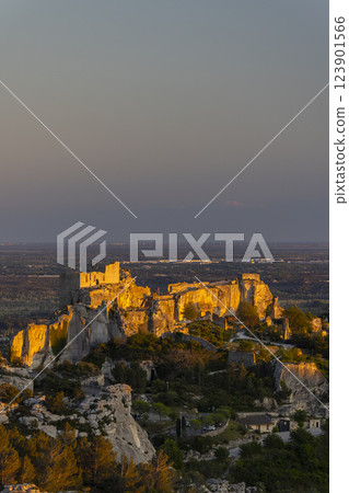 Medieval castle and village, Les Baux-de-Provence, Alpilles mountains, Provence, France Medieval castle and village, Les Baux-de-Provence, Alpilles mountains, Provence, France 123901566
