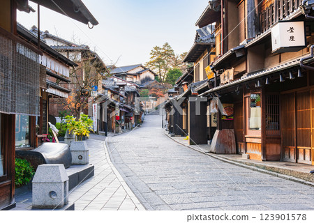Kyoto: Ninenzaka before overtourism Kyoto: Ninenzaka before overtourism 123901578