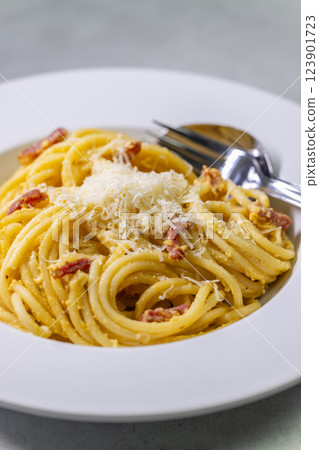 close up of spaghetti carbonara in white bowl 123901723