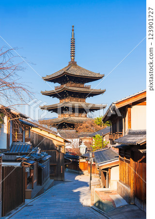 Winter in Kyoto: Yasaka Pagoda 123901727