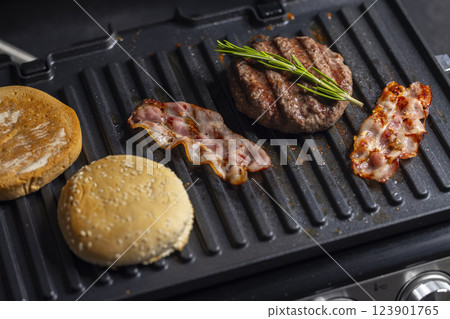 making hamburger on the electric grill making hamburger on the electric grill 123901765