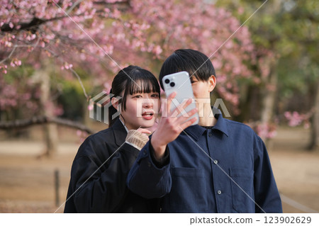 一對夫婦以梅花為背景自拍 123902629