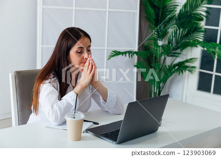 woman at desk, work laptop in office online 123903069