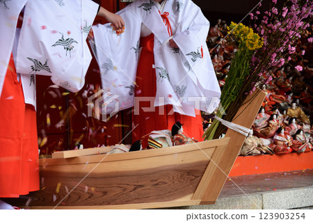 Awashima Shrine (Hina Nagashi Ritual) [Kada, Wakayama City, Wakayama Prefecture] 123903254