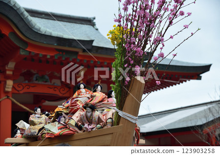 Awashima Shrine (Hina Nagashi Ritual) [Kada, Wakayama City, Wakayama Prefecture] 123903258