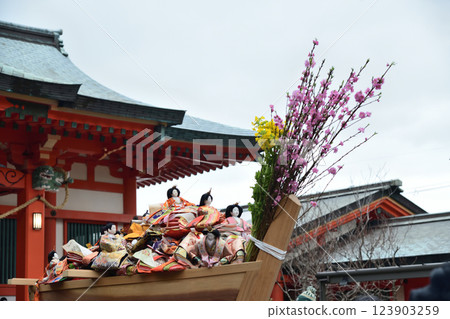 Awashima Shrine (Hina Nagashi Ritual) [Kada, Wakayama City, Wakayama Prefecture] 123903259