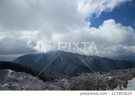 從大和縣葛城山眺望金剛山 [奈良縣御所市] 123903624