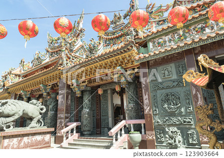 In front of the Buddhist temple with Sculptured dragons pillars and Red lantern at Wat Dhammakatanyu. 123903664