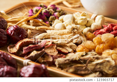 濾鍋中盛裝的各種草藥成分 123903717