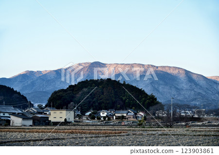 Mt. Kongo in snow (View of Mt. Kongo from near Gose Minami Interchange) [Gose City, Nara Prefecture] 123903861