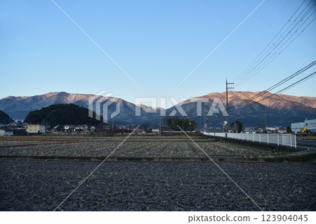 金剛山、葛城山雪景（從禦所南IC附近眺望金剛山、葛城山）[奈良縣禦所市] 123904045