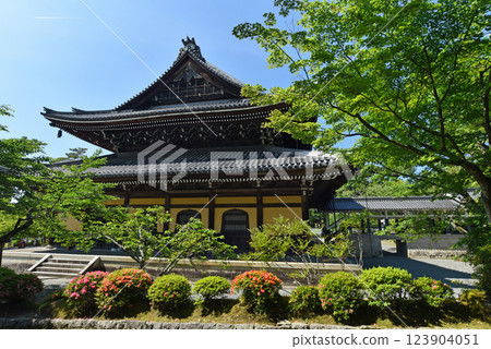 Nanzenji Temple's lecture hall surrounded by fresh greenery Nanzenji Temple's lecture hall surrounded by fresh greenery 123904051