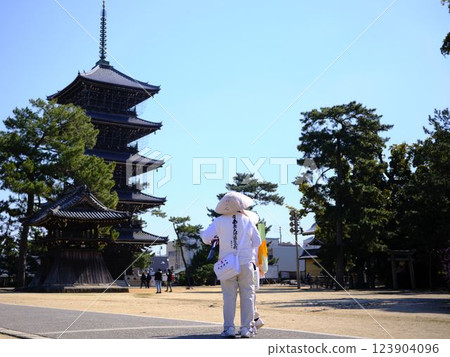 參觀寺廟的香客 123904096