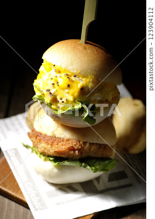 Mini hamburgers 123904112