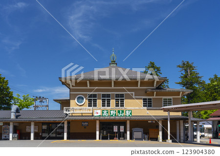 Koyasan Station: Temple-like exterior 123904380