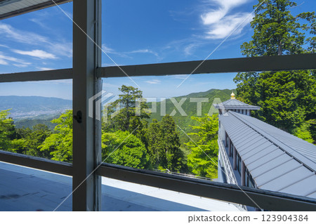 高野山站 - 從二樓的瞭望候車室欣賞的美景 高野山站 - 從二樓的瞭望候車室欣賞的美景 123904384