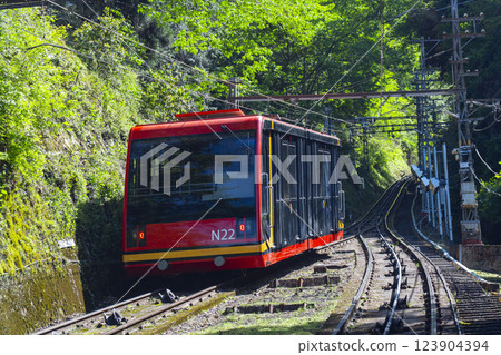 高野山纜車在岔路口駛過 - 透過窗戶看到的景色 123904394
