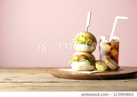 雞蛋和炸丸子迷你漢堡配薯條和可樂 123904663