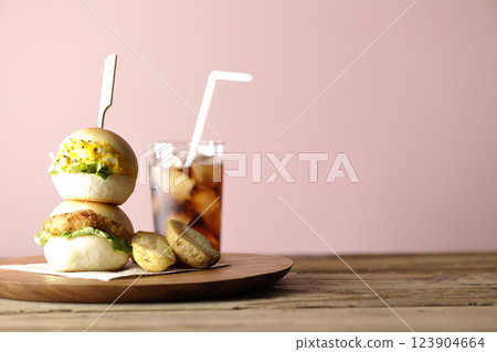 雞蛋和炸丸子迷你漢堡配薯條和可樂 123904664