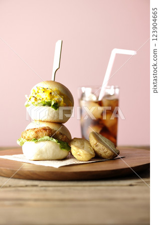 雞蛋和炸丸子迷你漢堡配薯條和可樂 123904665