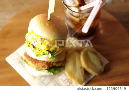 雞蛋和炸丸子迷你漢堡配薯條和可樂 123904849