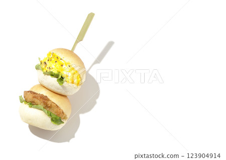 白色背景下拍攝的雞蛋和炸丸子迷你漢堡 123904914