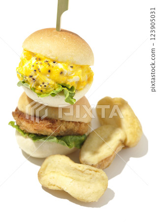 白色背景下拍攝的雞蛋和炸丸子迷你漢堡和薯條 123905031