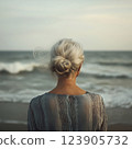 成熟的女人望著大海 123905732