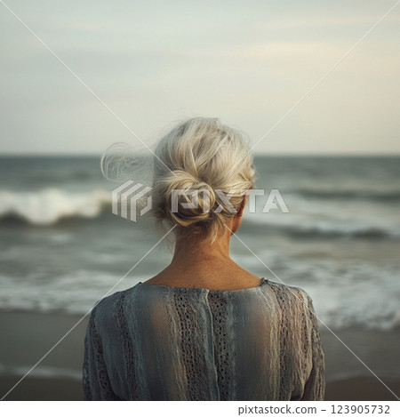 成熟的女人望著大海 成熟的女人望著大海 123905732