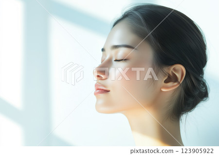 一位年輕美麗的亞洲女模特兒的簡介。沐浴在陽光下的美女肖像，給人一種健康的印象。 123905922