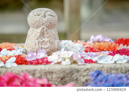 A striking Jizo statue A striking Jizo statue 123906929