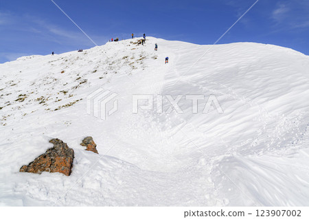 嚴冬中的谷川嶽山脊與衝之見 嚴冬中的谷川嶽山脊與衝之見 123907002