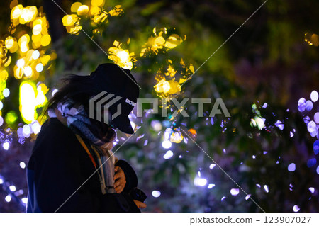 一個女人在寒冷中獨自等待 123907027