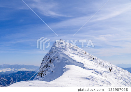 Clear skies and snowy scenery of Mt. Tanigawa (Gunma Prefectural Border Ridge Trail) 123907038