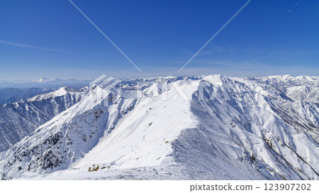 嚴冬中的谷川山脈本峰與群馬縣境小徑 嚴冬中的谷川山脈本峰與群馬縣境小徑 123907202