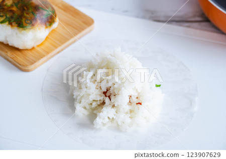 用米紙包裹的明太子飯糰 123907629
