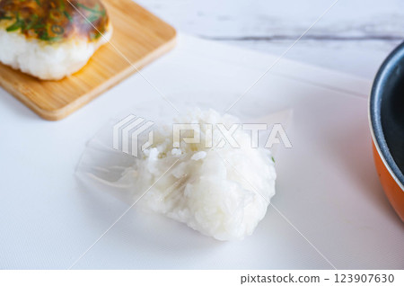 用米紙包飯糰 用米紙包飯糰 123907630