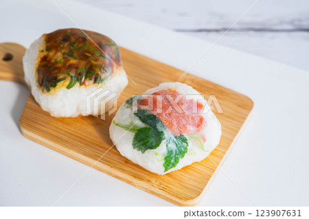 飯糰用米紙包裹 123907631