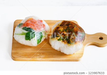 飯糰用米紙包裹 123907633