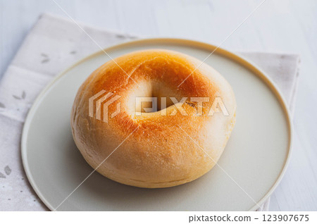 重新烘焙的百吉餅 123907675