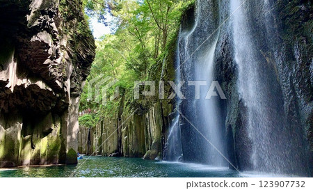 Gokase River with fresh greenery and the spray of Manai Falls reflected on the surface of the water (Takachiho Gorge/Takachiho Town, Nishiusuki District, Miyazaki Prefecture) Gokase River with fresh greenery and the spray of Manai Falls reflected on the surface of the water (Takachiho Gorge/Takachiho Town, Nishiusuki District, Miyazaki Prefecture) 123907732