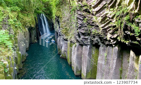 Gokase River with fresh greenery and the spray of Manai Falls reflected on the surface of the water (Takachiho Gorge/Takachiho Town, Nishiusuki District, Miyazaki Prefecture) Gokase River with fresh greenery and the spray of Manai Falls reflected on the surface of the water (Takachiho Gorge/Takachiho Town, Nishiusuki District, Miyazaki Prefecture) 123907734