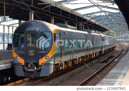 特急潮風 (8600系列列車:岡山⇔松山) 特急潮風 (8600系列列車:岡山⇔松山) 123907991