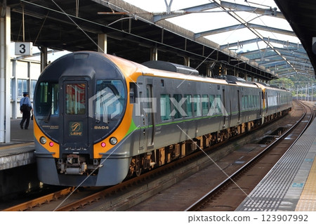 Limited Express Shiokaze (8600 series train: Okayama⇔Matsuyama) Limited Express Shiokaze (8600 series train: Okayama⇔Matsuyama) 123907992