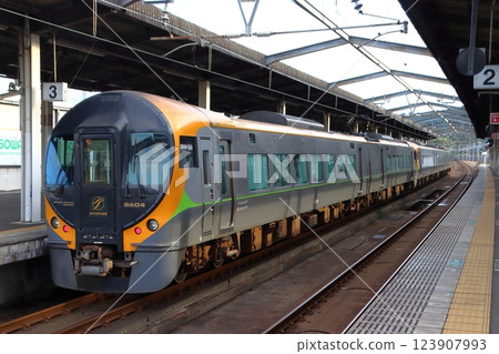 特急潮風 (8600系列列車：岡山⇔松山) 123907993