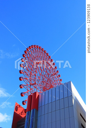 Scenery of the Ferris wheel in front of Osaka Station, Osaka City, Osaka Prefecture 123909138